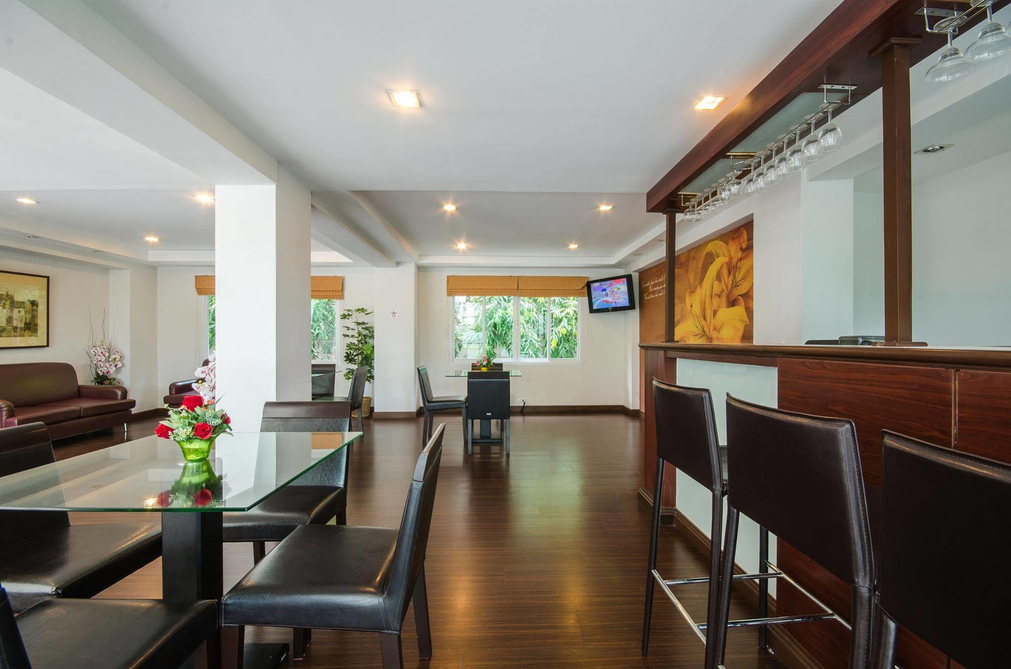 The Platinum Suite Bangkok Exterior photo